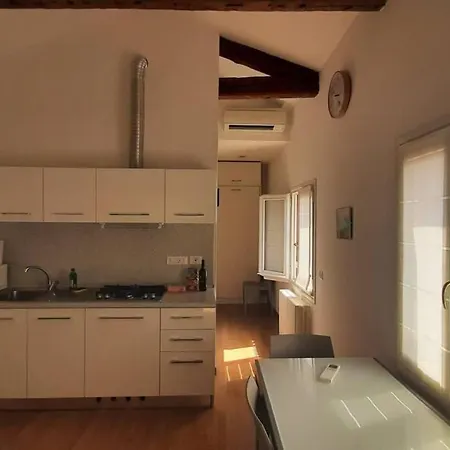 Vicinissimo A Piazza San Marco Silenzioso Con Vista Sui Campanili *